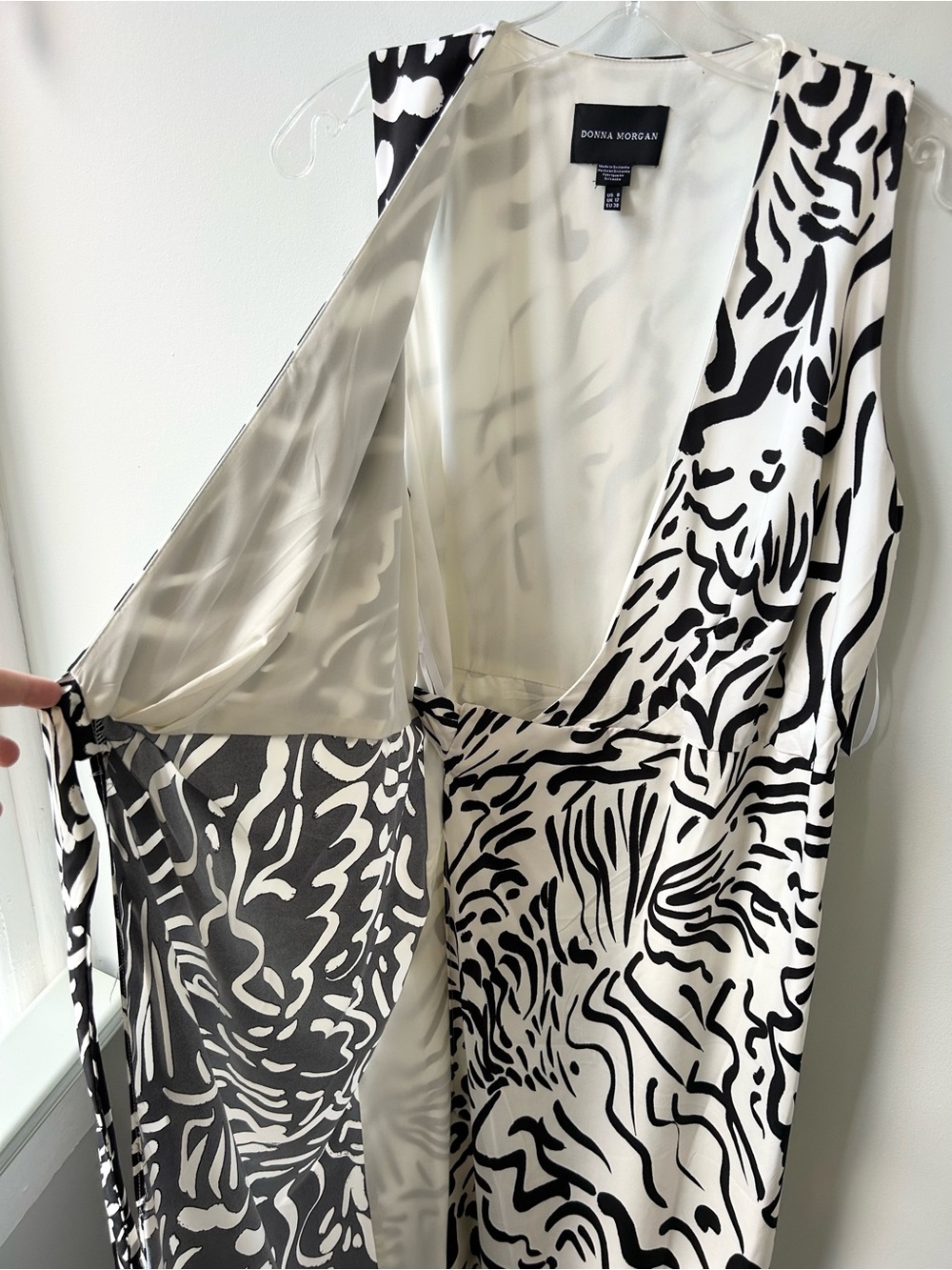 Donna Morgan NWT black and white abstract print wrap midi dress - Picture 7 of 10